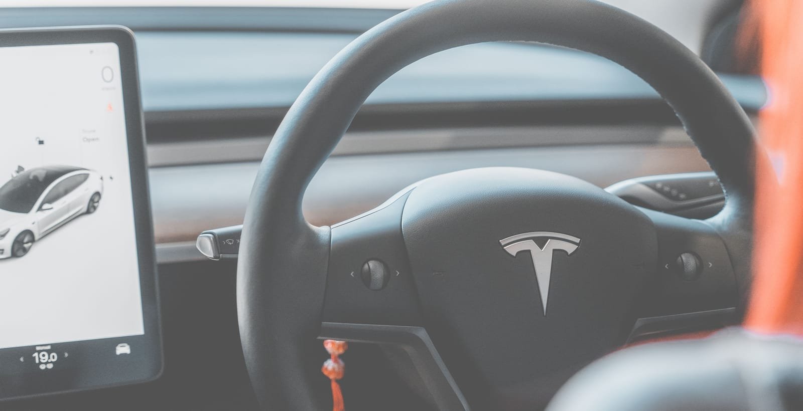 Intérieur de la Tesla Model Y Sef Transport : habitacle propre, sièges noirs, écran central
