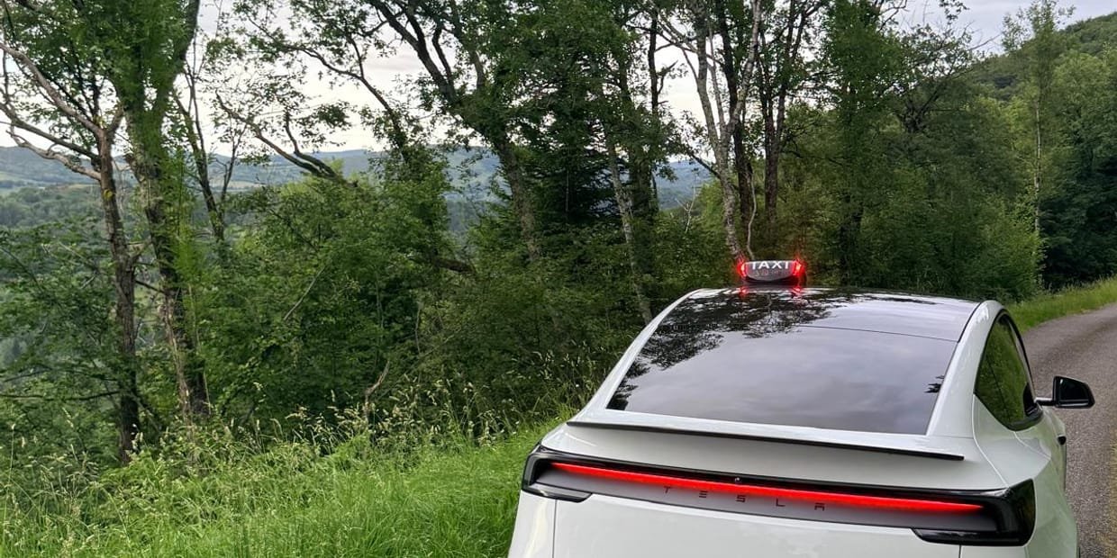 Tesla Model Y taxi Sef Transport vue arrière, enseigne taxi allumée