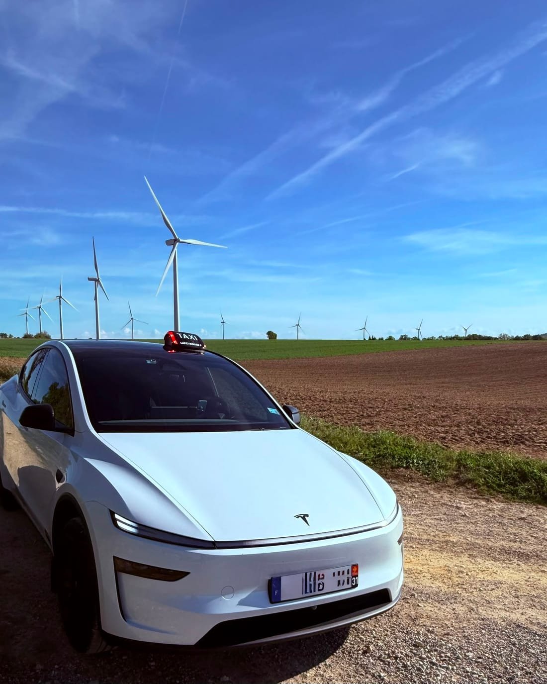 Taxi Sef Transport — Tesla Model Y 2026 blanche, enseigne taxi sur le toit