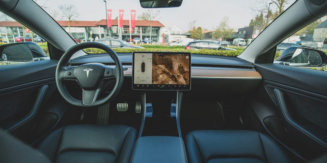 Poste de conduite de la Tesla Model Y, intérieur soigné